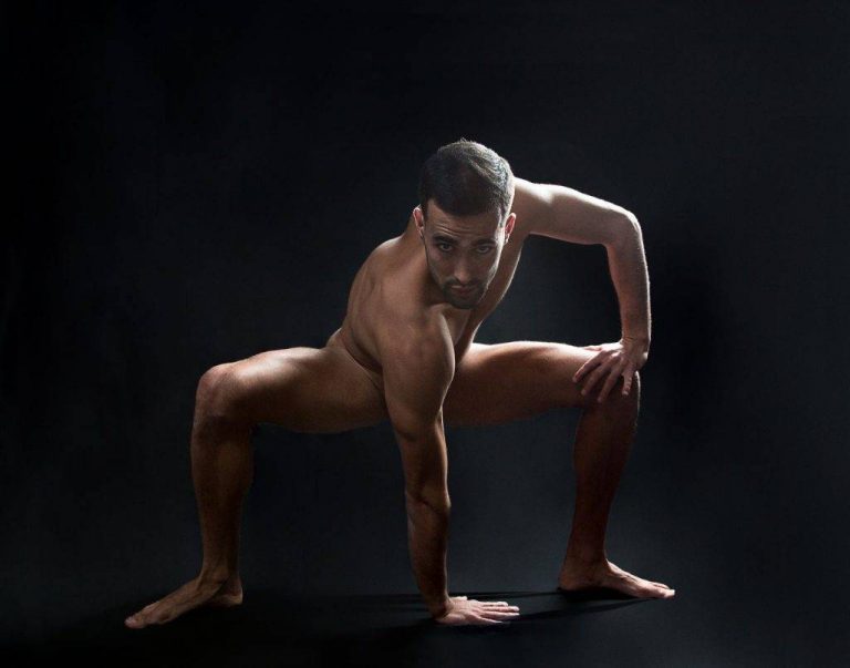 Víctor Óscar Juaranz - Cuerpo desnudo con mano derecha apoyada en el suelo sobre fondo negro - Horizontal - Color