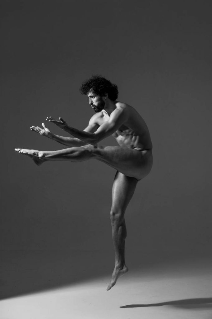 Víctor Óscar Juaranz - Cuerpo entero en danza en el aire - Vertical - Blanco y negro