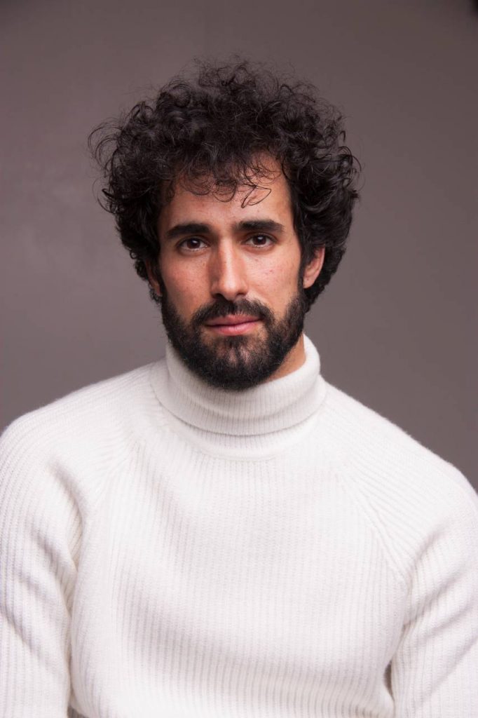 Víctor Óscar Juaranz - Medio cuerpo con gesto serio y jersey de cuello cisne blanco - Vertical - Color