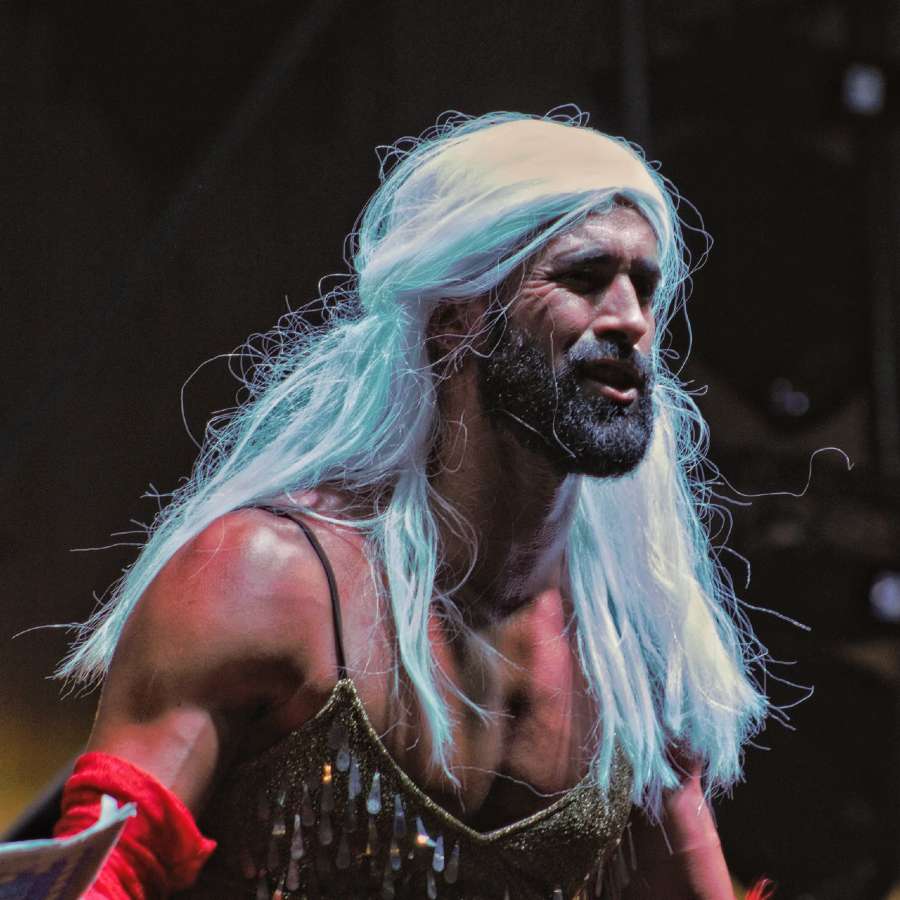 Víctor Óscar Juaranz - Vive un sueño - Escena de baile con disfraz de peluca blanca en plano medio