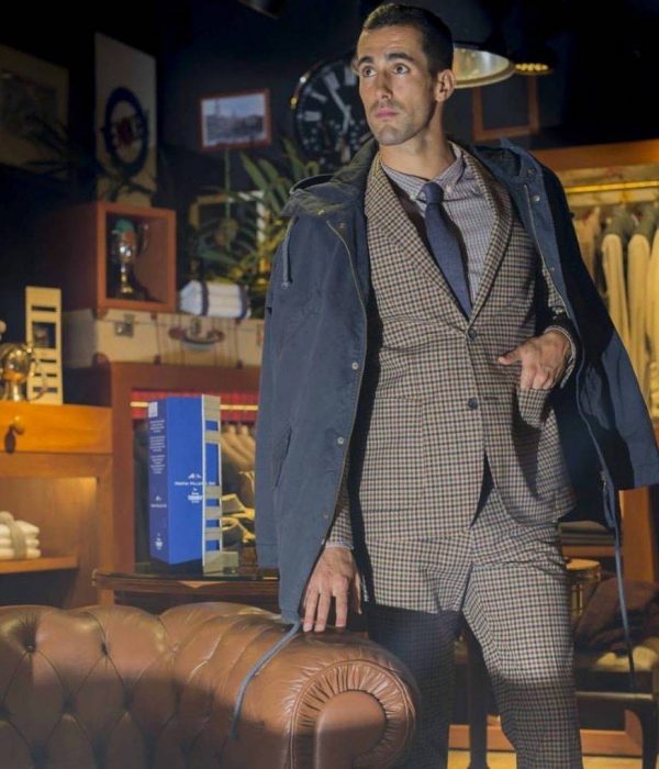 Víctor Óscar Juaranz - Con traje de cuadros - Revista de moda - Vertical - Color