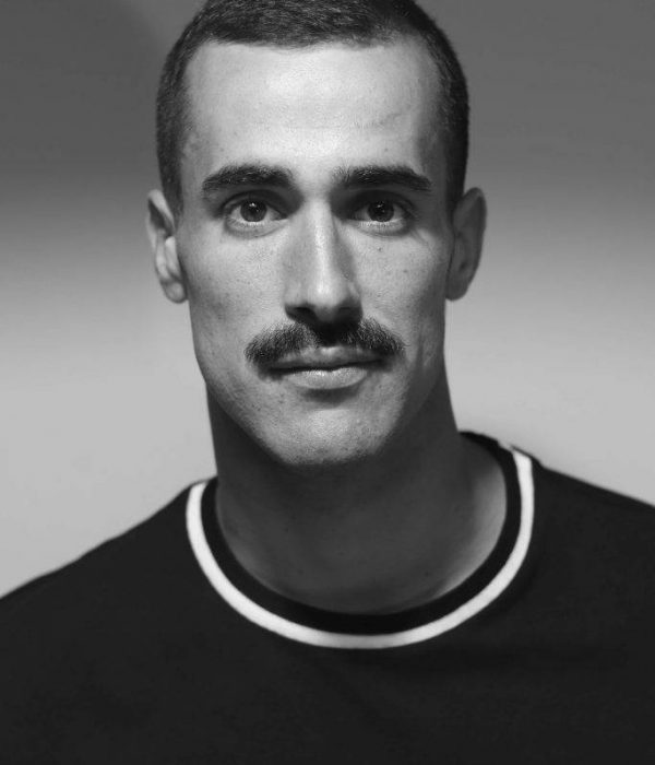 Víctor Óscar Juaranz - Con bigote en plano medio frontal con jersey de cuello redondo - Vertical - Blanco y negro