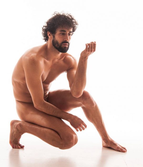 Víctor Óscar Juaranz - Cuerpo entero desnudo arrodillado con pierna izquierda flexionada - Vertical - Color