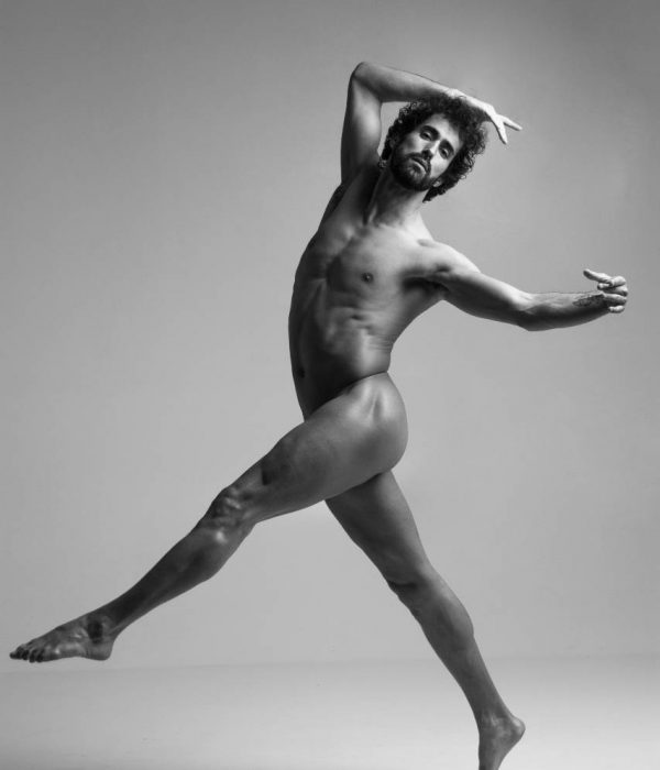 Víctor Óscar Juaranz - Cuerpo entero desnudo con pierna izquierda en alto en posición de baile - Vertical - Blanco y negro