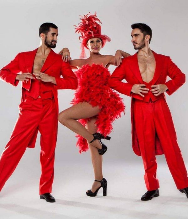 Víctor Óscar Juaranz - Vestido de color rojo con Rosa Valenty - Un chico de revista - Horizontal - Color